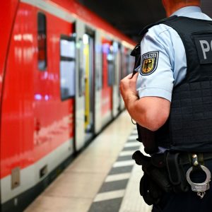 Fahrgäste in S-Bahn in München mit Messer bedroht