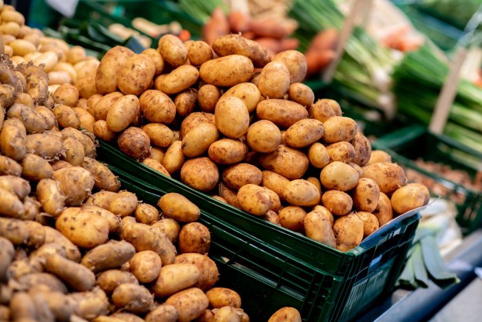 Frische Kartoffeln an einem Wochenmarktstand in Oldenburg (Niedersachsen).