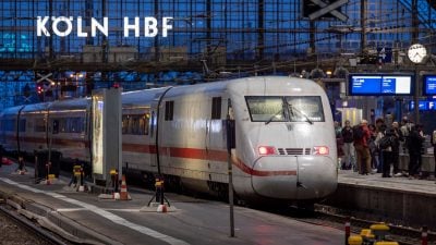 Ein ICE im Kölner Hauptbahnhof. Am 23. Februar wird der Fernverkehr hier für zwölf Stunden umgeleitet. (Archivbild)