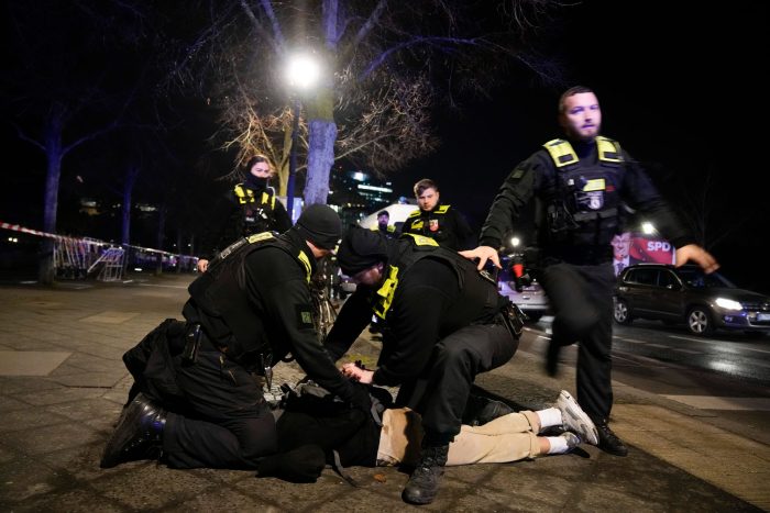 Nach der Attacke am Holocaust-Denkmal in Berlin hat die Polizei einen Verdächtigen festgenommen.