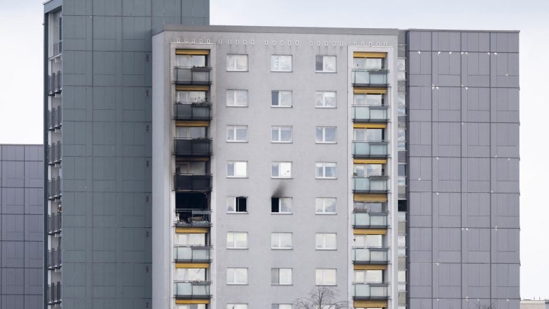 Drei Menschen wurden bei eine Brand in der elften Etage eines Hochhauses verletzt.