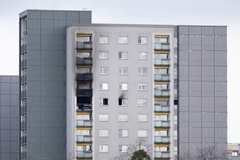 Drei Menschen wurden bei eine Brand in der elften Etage eines Hochhauses verletzt.