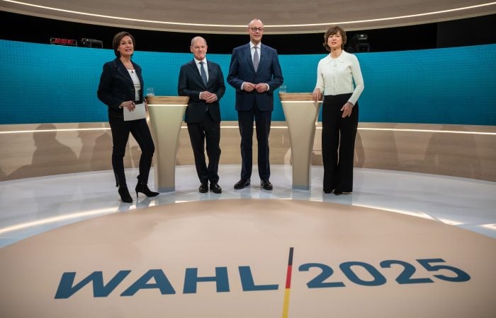 Nach einer Umfrage der Forschungsgruppe Wahlen hat Scholz das Duell ganz knapp gewonnen. 