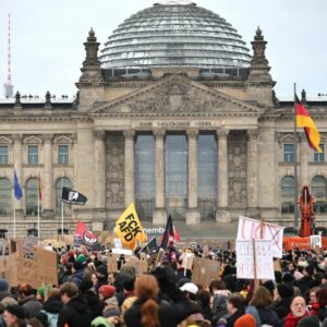 Demo vor dem Reichstag: Proteste gegen CDU-Migrationspolitik