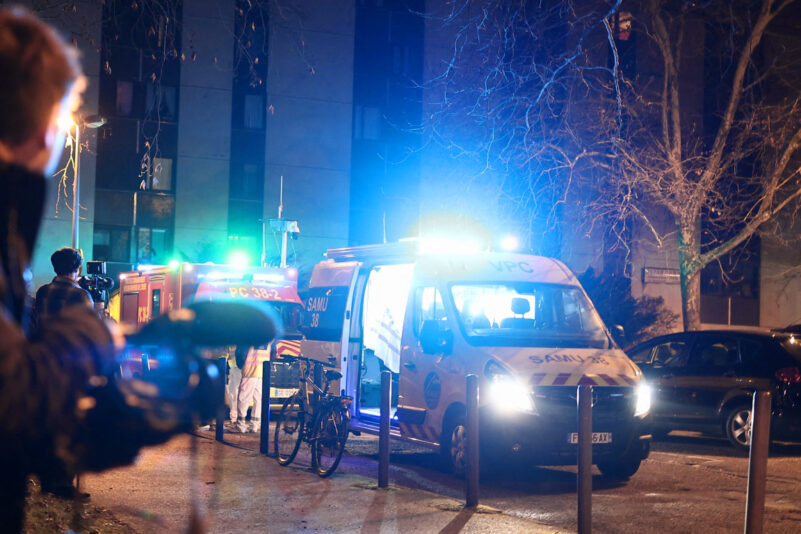 Einsatzkräfte arbeiten am 12. Februar 2025 in Grenoble in der Nähe des Explosionsortes
