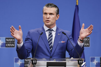 Pentagonchef: „NATO wieder großartig machen“ & „gutes Recht, extrem verärgert“ mit den Europäern zu sein