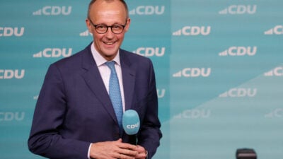 Wird Friedrich Merz künftig Olaf Scholz zu EU-Gipfeln begleiten?