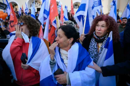 Trauerzug für Bibas-Geiseln beginnt mit Tausenden Menschen in Israel