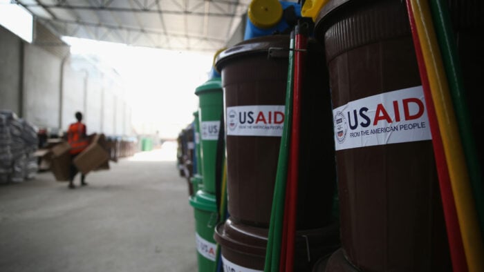 Mehrere Eimer mit medizinischen Hilfsmitteln von USAID in Liberia am 29. Januar. Foto: John Moore/Getty Images