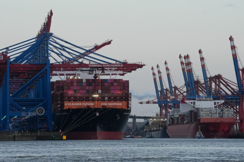 Containerschiffe von Hapag-Lloyd und Maersk liegen im Hamburger Hafen. (Archivbild)