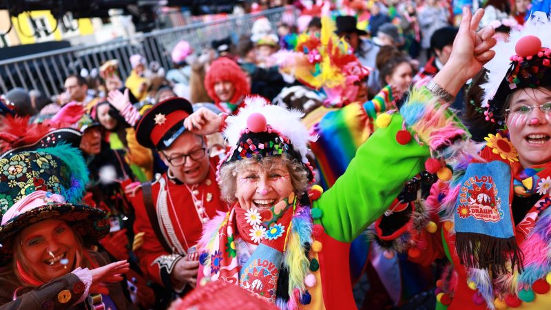 Weiberfastnacht, 11 Uhr 11: Der Straßenkarneval hat begonnen