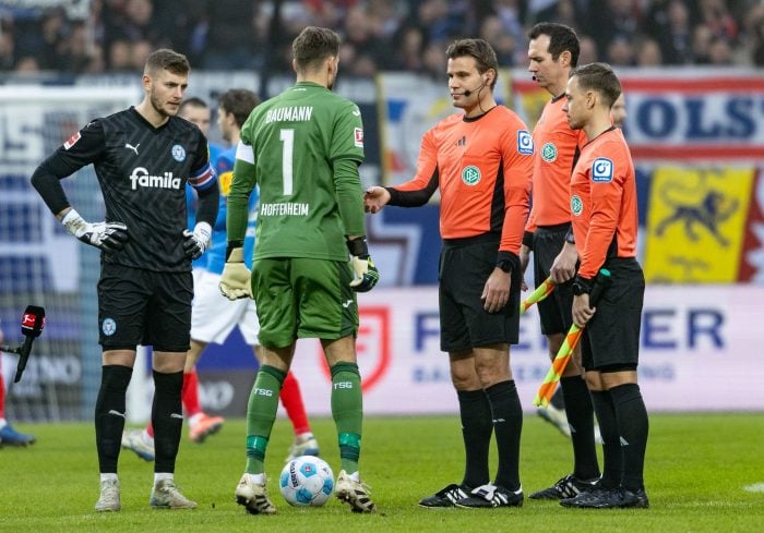 Felix Brych (M) verletzte sich in diesem Spiel.