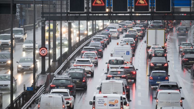 Stau auf der Autobahn 100 in Berlin. (Archivbild)