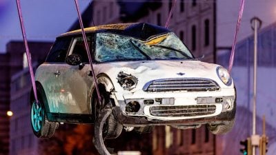 Mit diesem Auto fuhr der Täter von hinten in den Demonstrationszug. Eine Mutter und ihr Kind starben inzwischen an den Folgen ihrer schweren Verletzungen.