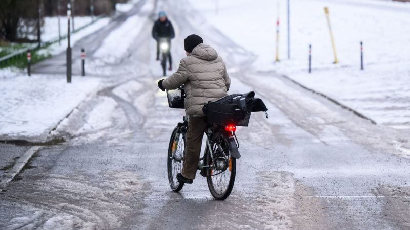 Gefrierender Regen und Schnee macht viele Straßen gefährlich glatt. (Archivbild)