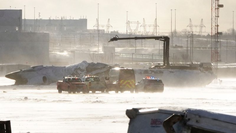 Der meist für regionale Flüge eingesetzten Jet kam kopfüber auf dem Asphalt zum Liegen.