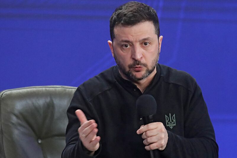 Der ukrainische Präsident Wolodymyr Selenskyj hat zum dritten Jahrestag des Beginns des russischen Angriffskrieges den Kampf der Verteidiger als heldenhaft gewürdigt. (Archivbild)