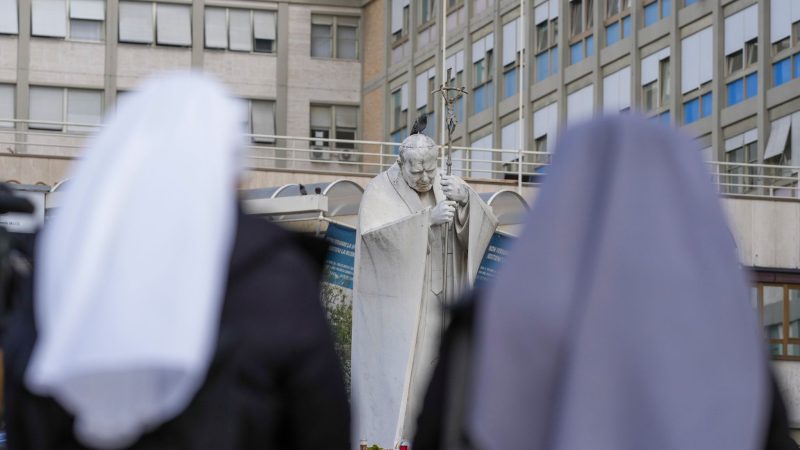 Dem schwer erkrankten Papst geht es dem Vatikan zufolge besser.