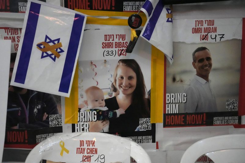 Die islamistische Hamas hat nach Angaben Israels statt der sterblichen Überreste von Schiri Bibas eine unbekannte Leiche übergeben.