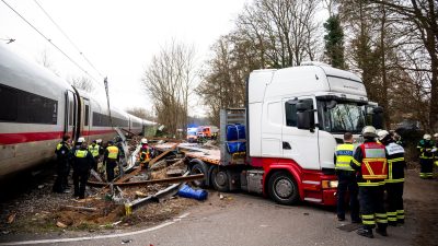 Zusammenstoß ICE mit Lkw: Ein Toter, 25 Verletzte