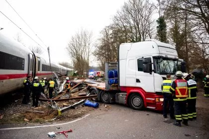 Zusammenstoß ICE mit Lkw: Ein Toter, 25 Verletzte