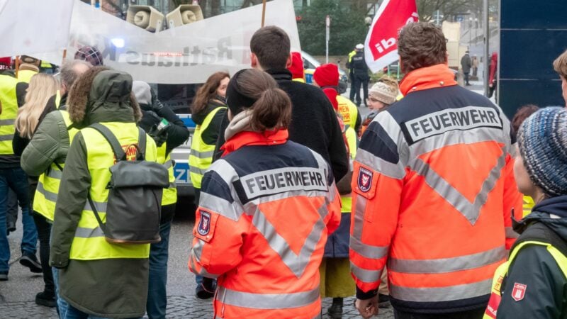 Auch in den kommenden Wochen müssen sich die Schleswig-Holsteinerinnen und Schleswig-Holsteiner auf Warnstreiks einstellen (Archivbild)