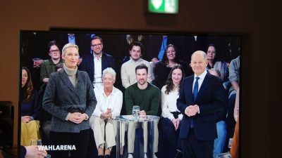 Alice Weidel, Spitzenkandidatin der AfD, wird von mehreren Menschen aus dem Publikum nach ihrer privaten Lebenssituation gefragt.