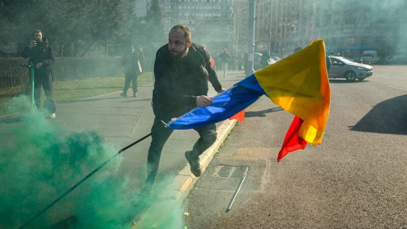 Demonstranten durchbrechen Polizeikette vor Regierungssitz in Bukarest.