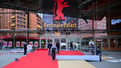 Am Potsdamer Platz wurde bereits der Teppich für die Stars ausgerollt. (Archivbild)