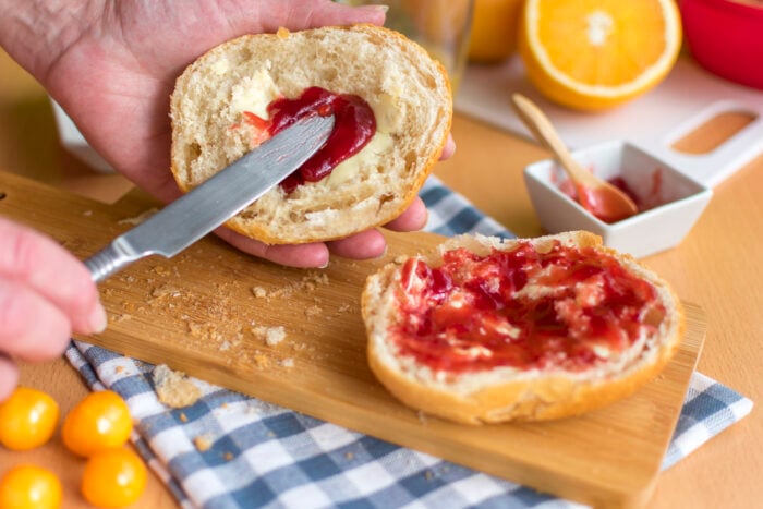 Weizenbrötchen mit Marmelade unterstützten Heißhunger-Attacken