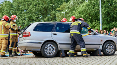 Dreijähriges Kind versehentlich in E-Auto eingesperrt – Feuerwehr muss anrücken