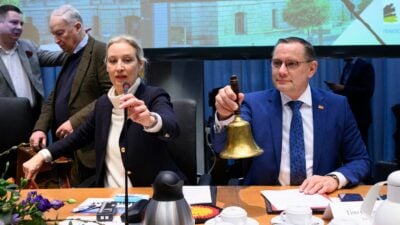 Die Fraktionschefs Alice Weidel und Tino Chrupalla eröffnen die erste AfD-Fraktionssitzung nach der Bundestagswahl.