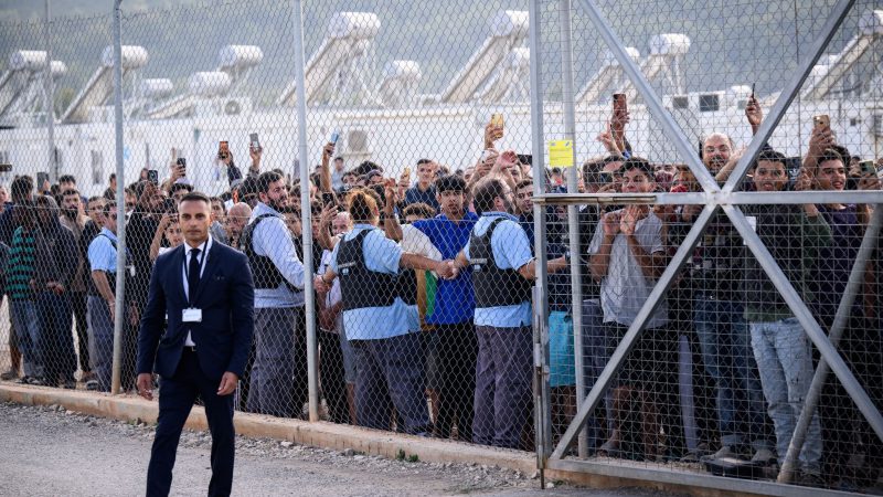 Bewohner des Flüchtlingslagers reagierten im Oktober 2024 sehr emotional und mit «Germany»-Rufen auf den Besuch von Bundespräsident Steinmeier bei der Registrierungs- und Aufnahmeeinrichtung für Geflüchtete in Malakasa, nördlich von Athen. (Archivbild)