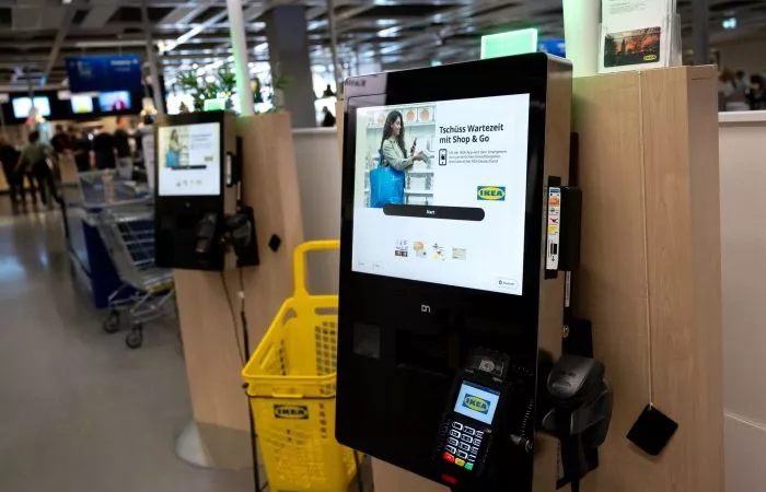Im Ikea-Einrichtungshaus in Düsseldorf gibt es seit Mai 2024 testweise nur noch SB-Kassen. Das Konzept soll möglicherweise bundesweit auf andere Filialen übertragen werden.