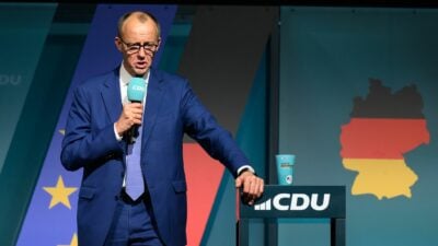 Kanzlerkandidat Friedrich Merz fängt sich eine Rüge von Ex-Kanzlerin Merkel ein und gibt Contra.