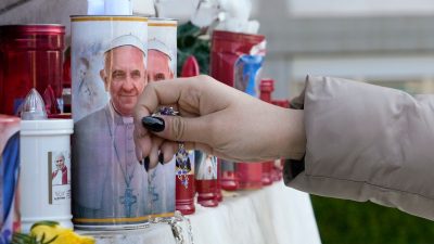 Sorgen um Papst Franziskus wachsen: „Jetzt können wir nur noch beten“