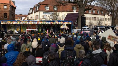 Mehr als 1.000 Menschen demonstrieren laut Polizei gegen die Veranstaltung der JA in der Stadthalle Apolda.