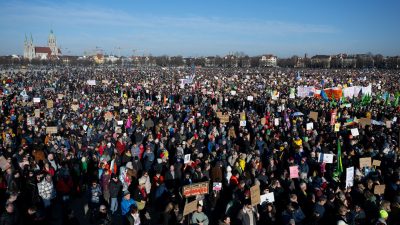 Die Menschen sammeln sich auf der Theresienwiese in München.