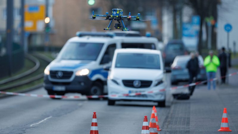 Nach den Schüssen in der Nähe des Landgerichts Bielefeld ermittelt die Polizei zu den Hintergründen.