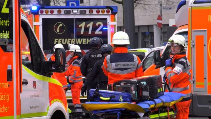 In der Nähe des Landgerichtes in Bielefeld läuft ein Großeinsatz der Polizei.