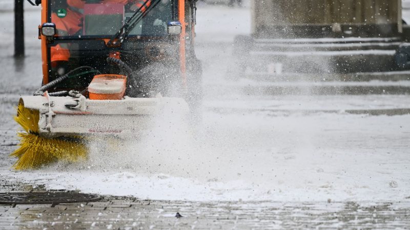 Die Straßen können wegen Schnee und Frost glatt werden.