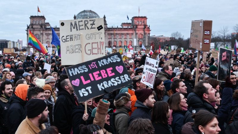 Insgesamt mehrere 100.000 Menschen haben in den vergangenen Wochen so wie hier in Berlin gegen eine Zusammenarbeit von CDU und AfD demonstriert (Archivbild).