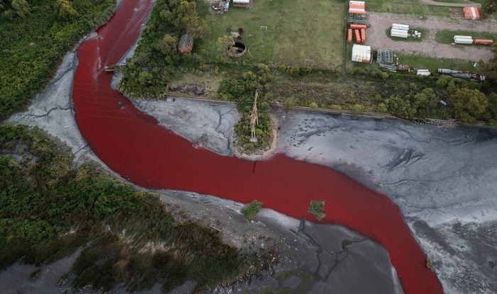 Das Umweltministerium der Provinz Buenos Aires entnahm Wasserproben zur chemischen Analyse.