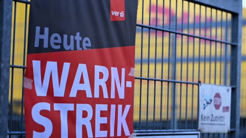 Ein Warnstreik-Plakat an einer DHL-Zustellbasis Ende Januar - an anderen Standorten des Bonner Logistikers wird nun erneut gestreikt.