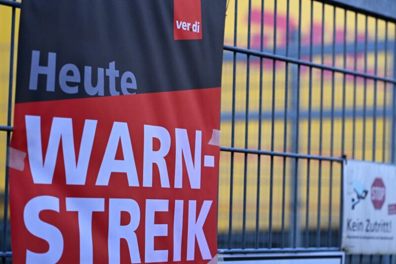 Ein Warnstreik-Plakat an einer DHL-Zustellbasis Ende Januar - an anderen Standorten des Bonner Logistikers wird nun erneut gestreikt.