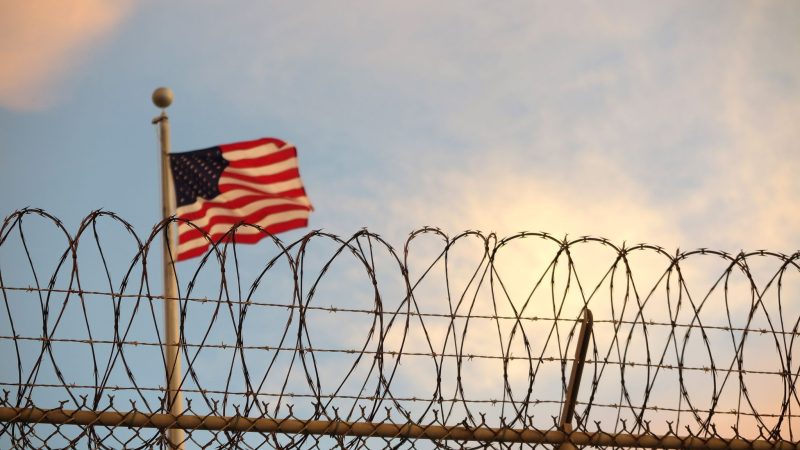 Es gibt zwar bereits seit Jahrzehnten eine kaum bekannte Einrichtung in Guantánamo Bay auf Kuba, in der Migranten festgehalten werden können. Laut US-Medien war dort in vergangenen Jahren aber nur eine verschwindend geringe Zahl von Menschen untergebracht.  (Archivbild)