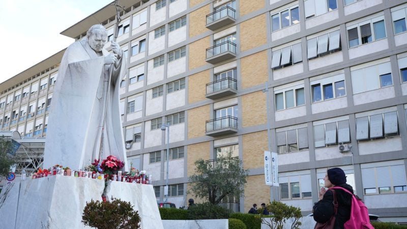 Papst Franziskus ist bereits seit fast einer Woche im Krankenhaus.