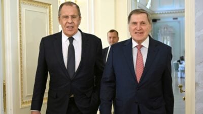 Der russische Außenminister Sergej Lawrow (l.) und der außenpolitische Berater des russischen Präsidenten Juri Uschakow sind für Gespräche mit US-Außenminister Marco Rubio nach Saudi-Arabien gereist. (Archivbild)