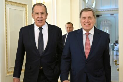 Der russische Außenminister Sergej Lawrow (l.) und der außenpolitische Berater des russischen Präsidenten Juri Uschakow sind für Gespräche mit US-Außenminister Marco Rubio nach Saudi-Arabien gereist. (Archivbild)