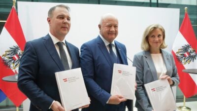 Österreich: ÖVP, SPÖ und NEOS bilden neue Regierung – Sparmaßnahmen und Migrationspolitik im Fokus